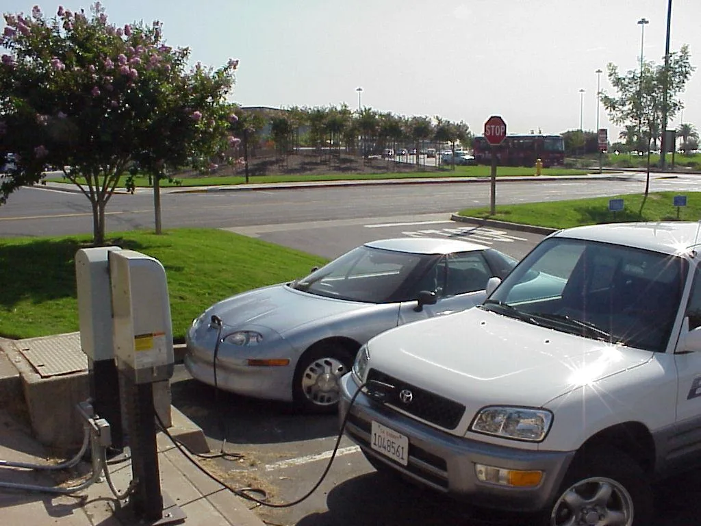 SMUD has been actively installing EV Chargers Since 1991 •Began Working With Electrical Vehicle Infrastructure Inc. in 1992 on Conductive Chargers •Market Studies Conducted On Public Acceptance in 1994 •Began installing inductive chargers in 1995 •Acquired Magne Charge / General Motors Charger Contr. Apartment EV charger provider scope: request guide