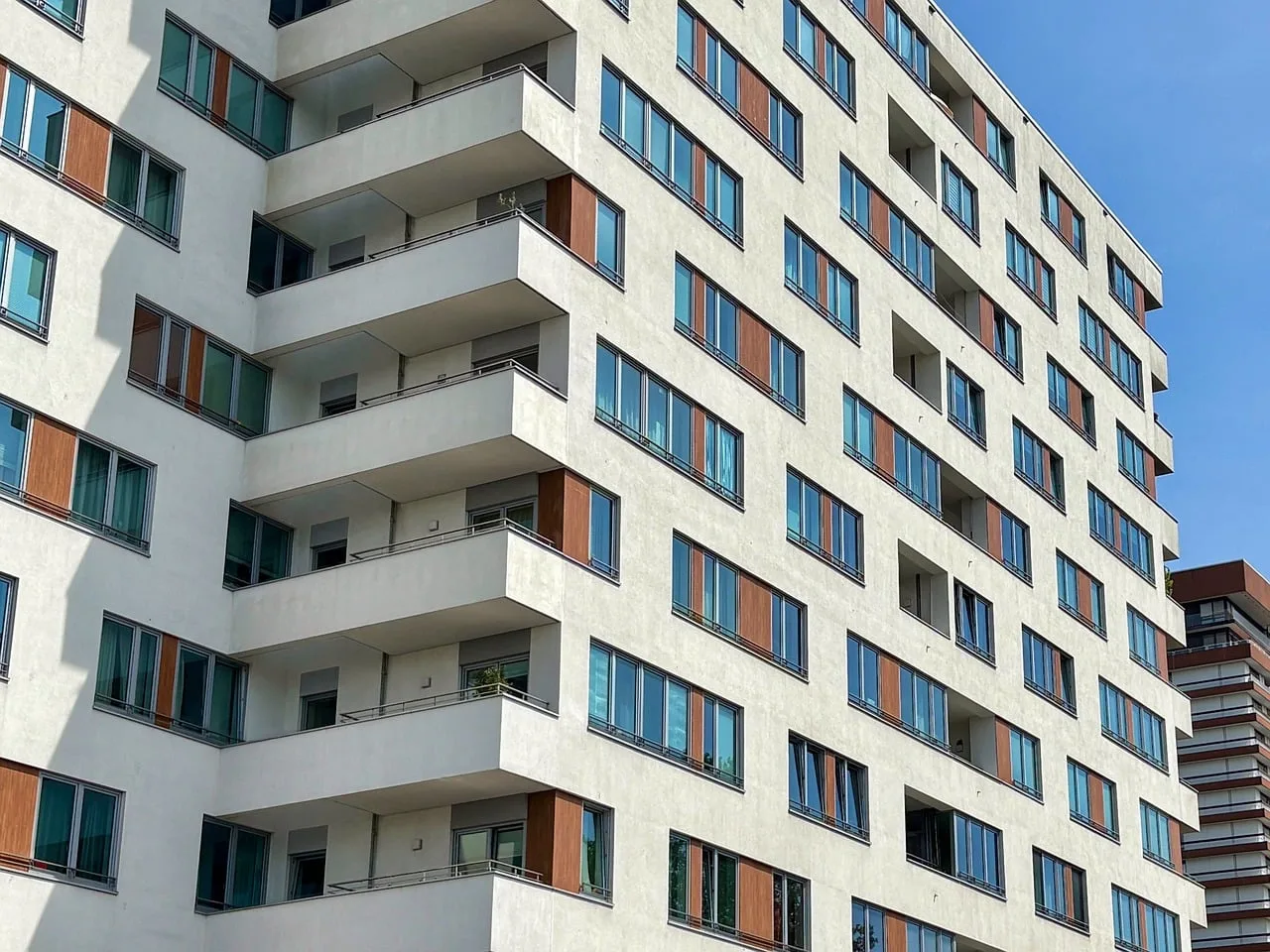 apartment building, balcony, urban, modern architecture, glass windows, facade, construction design, urban living, residential area, multi-story building, bright look, concrete construction, housing complexes, rental apartments, neighborhood, investment opportunity, urban environment, comfortable living, building with balconies, scenic view, balcony flowers. EV charging demand charges multifamily: five records, five steps